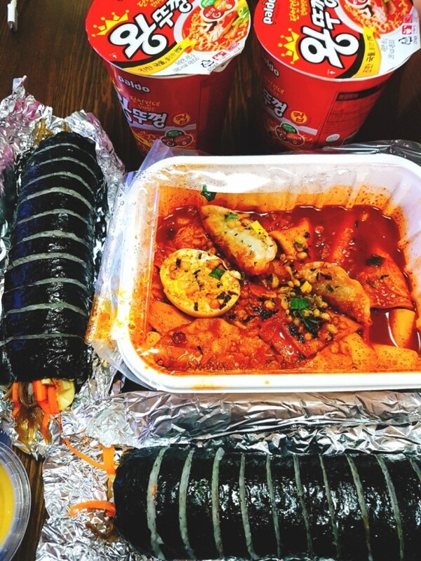                        ◇ 등산객들이 흔히 가져오는 컵라면, 김밥, 어묵 등. 맛은 좋지만 생각해볼                            필요가 있다.                     