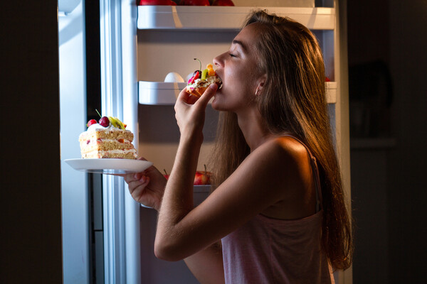◇ 자기 전 냉장고에서 단음식을 꺼내 드는 여인.  당분이 듬뿍 든 케이크나 탄수화물을 야간에 먹는 습관은 건강에 악영향을 미친다.  비만 뿐아니라 당뇨 등 각종 성인별로 이어지기 때문이다. 