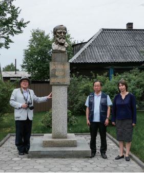 쿠즈네츠크 도스토옙스키 박물관의 도스토옙 스키 얼굴상 앞에서. 좌로부터 필자, 김준길 교수, 에밀리야 쉐스타코바 관장