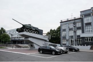 노보쿠즈네츠크 철강 공장 건물 앞의 옛 탱크. 2차 대 전 중 탱크를 많이 제조했다
