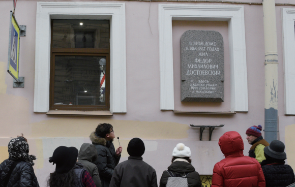 도스토옙스키가 『죄와 벌』을 쓴 알론킨 하우스 벽면에 ‘표도르 미하일로비치 도스토옙스키가 1864~1867년까지 이 집에서 살면서 소설 『죄와 벌』을 썼다’는 표지가 붙어있다