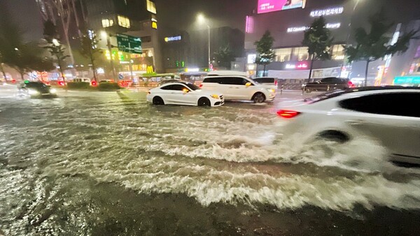 ◇ 지난 8일 밤 서울 강남구 신사역 일대 도로가 물에 잠겨 있다.  *사진=연합뉴스  