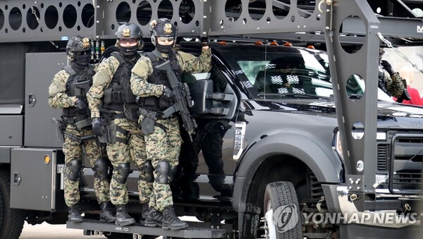 ◇ 707 특수임무단 대원들이 가상 테러 진압 지역에 진입하는 모습      *출처=연합뉴스