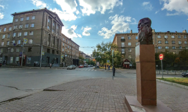 ◇ 노보시비르스크의 도스토옙스키 도로. 오른쪽에 도스토옙스키 얼굴상이 서있다.
