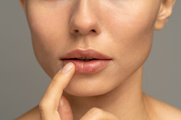 입술 피부는 다른 피부의 약 2분의1 정도로 얇아 건조한 날씨에 쉽게 트고 갈라진다.     /셔터스톡