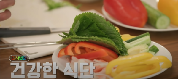 김과 깻잎 위에 먹기 좋게 자른 각종 채소를 올려 쌈을 싸먹는 것은 새로운 다이어트 메뉴이다. / tvN '온앤오프' 방송 캡처
