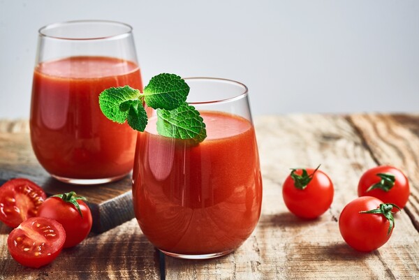 매일 아침 토마토 주스 한 잔을 꾸준히 챙겨 마시는 것 만으로도 장 건강을 지킬 수 있다. / 셔터스톡 