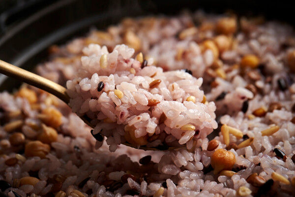 최근 SNS에서 유행 중인 가장 대표적인 건강식단은 바로 ‘저속노화밥’이다.  /셔터스톡 