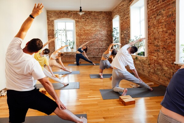 실내에서 스트레칭 운동을 하고 있는 사람들