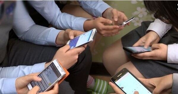 청소년기 소셜미디어 사용은 적당할 경우 웰빙 수준을 높일 수 있다 단... / 연합